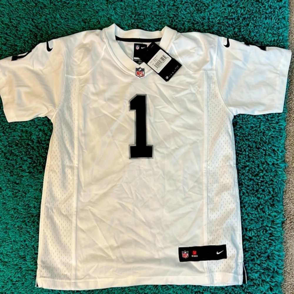 Raiders, medium youth jersey on field New